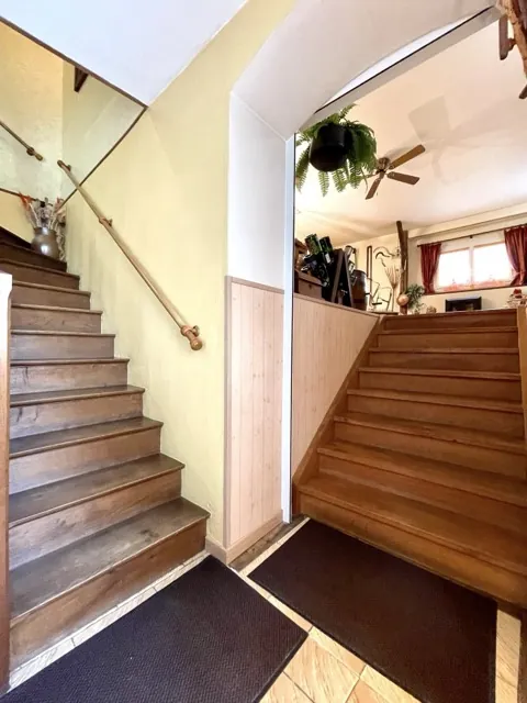 Maison de ville rénovée avec garage et terrasse à Saint Jean les Deux Jumeaux 
