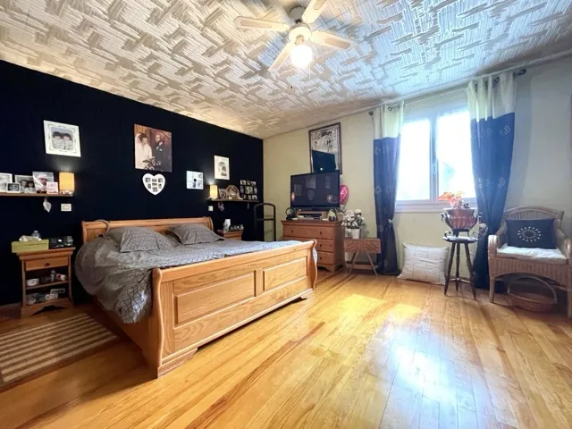 Maison de ville rénovée avec garage et terrasse à Saint Jean les Deux Jumeaux 