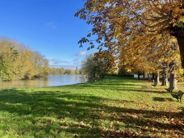 Maison de ville rénovée avec garage et terrasse à Saint Jean les Deux Jumeaux 