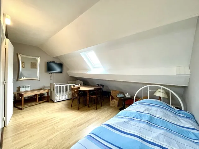 Maison de ville rénovée avec garage et terrasse à Saint Jean les Deux Jumeaux 