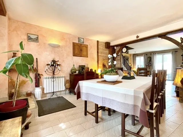 Maison de ville rénovée avec garage et terrasse à Saint Jean les Deux Jumeaux