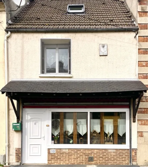 Maison de ville rénovée avec garage et terrasse à Saint Jean les Deux Jumeaux 