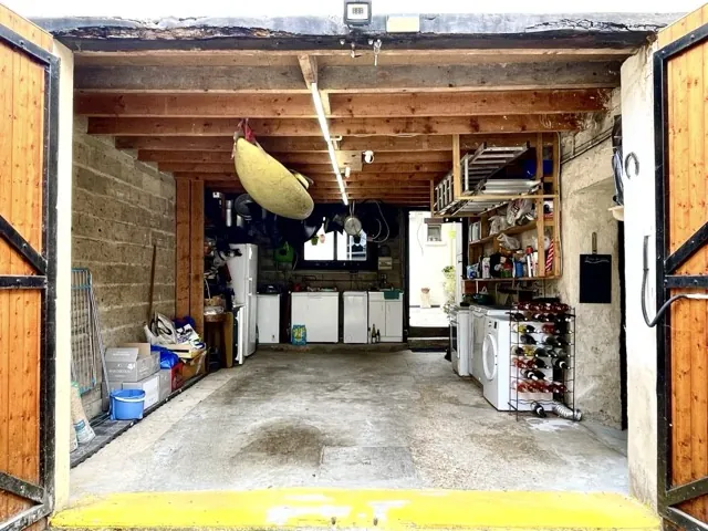 Maison de ville rénovée avec garage et terrasse à Saint Jean les Deux Jumeaux 