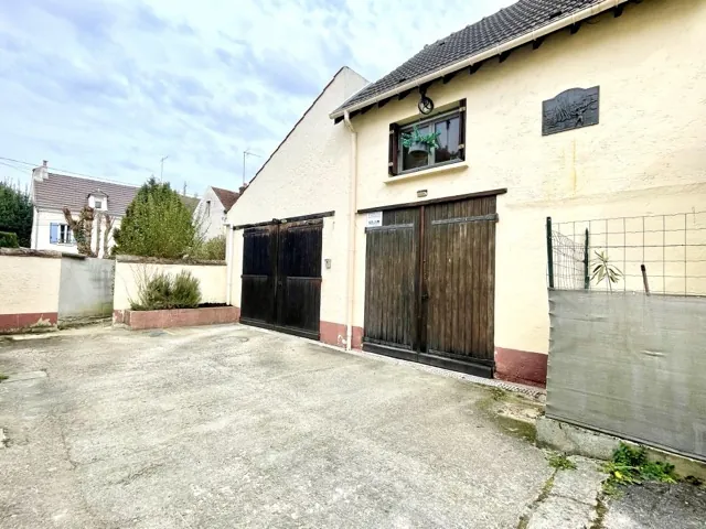 Maison de ville rénovée avec garage et terrasse à Saint Jean les Deux Jumeaux 
