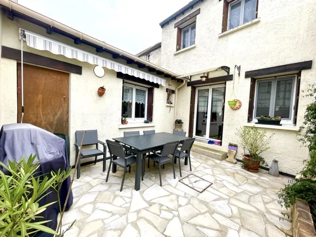 Maison de ville rénovée avec garage et terrasse à Saint Jean les Deux Jumeaux 