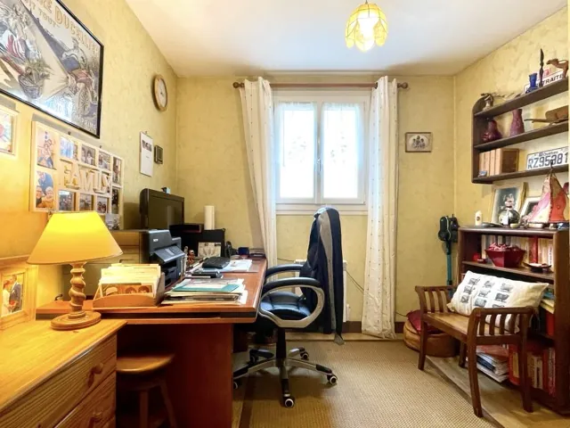 Maison de ville rénovée avec garage et terrasse à Saint Jean les Deux Jumeaux 