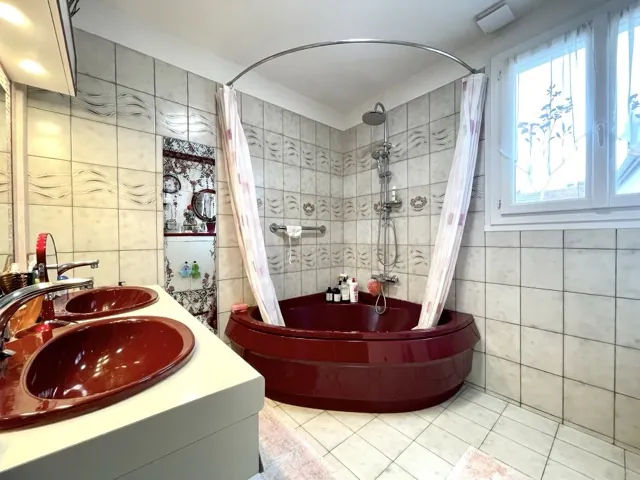 Maison de ville rénovée avec garage et terrasse à Saint Jean les Deux Jumeaux 