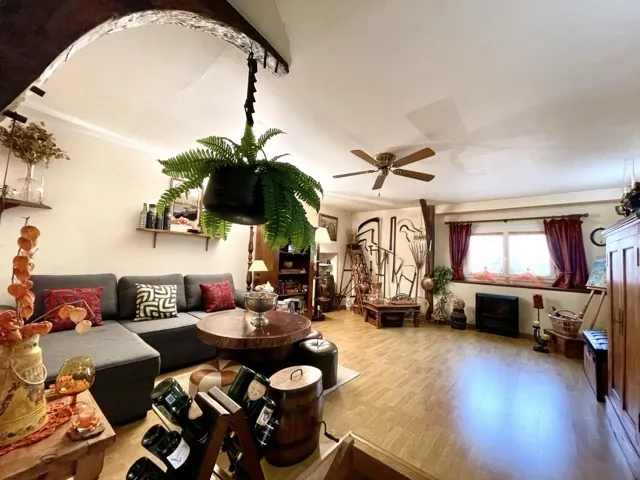 Maison de ville rénovée avec garage et terrasse à Saint Jean les Deux Jumeaux 