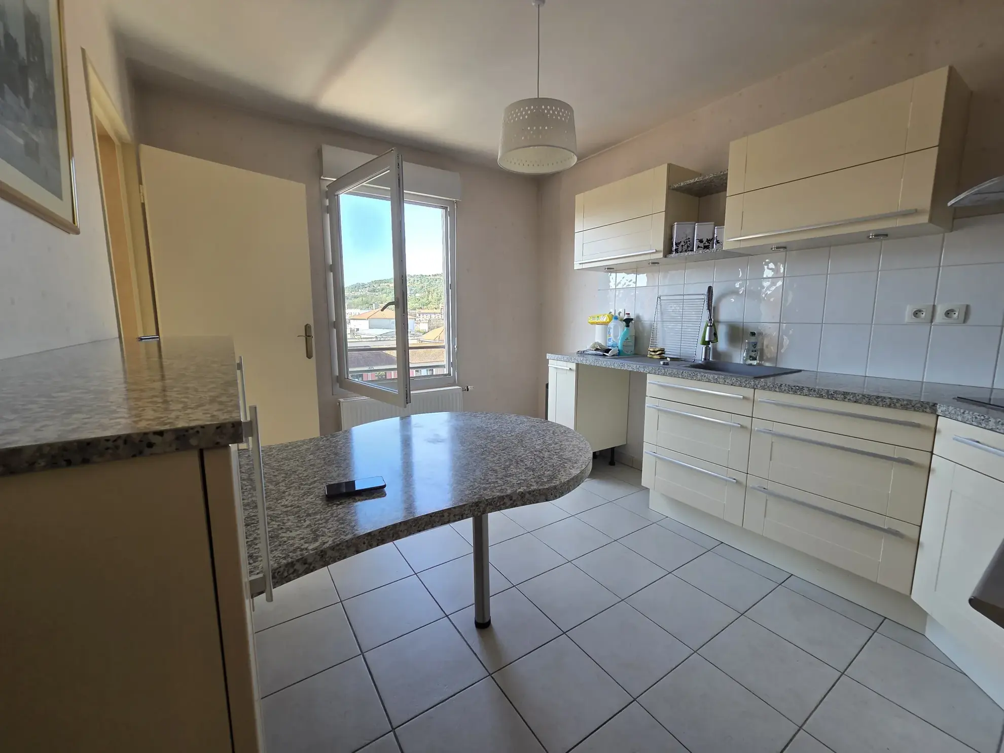 Bel appartement traversant Est/Ouest avec deux terrasses et garages à Saint-Étienne 