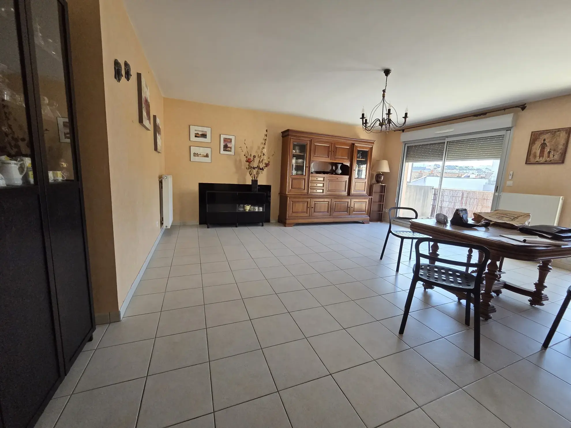 Bel appartement traversant Est/Ouest avec deux terrasses et garages à Saint-Étienne 