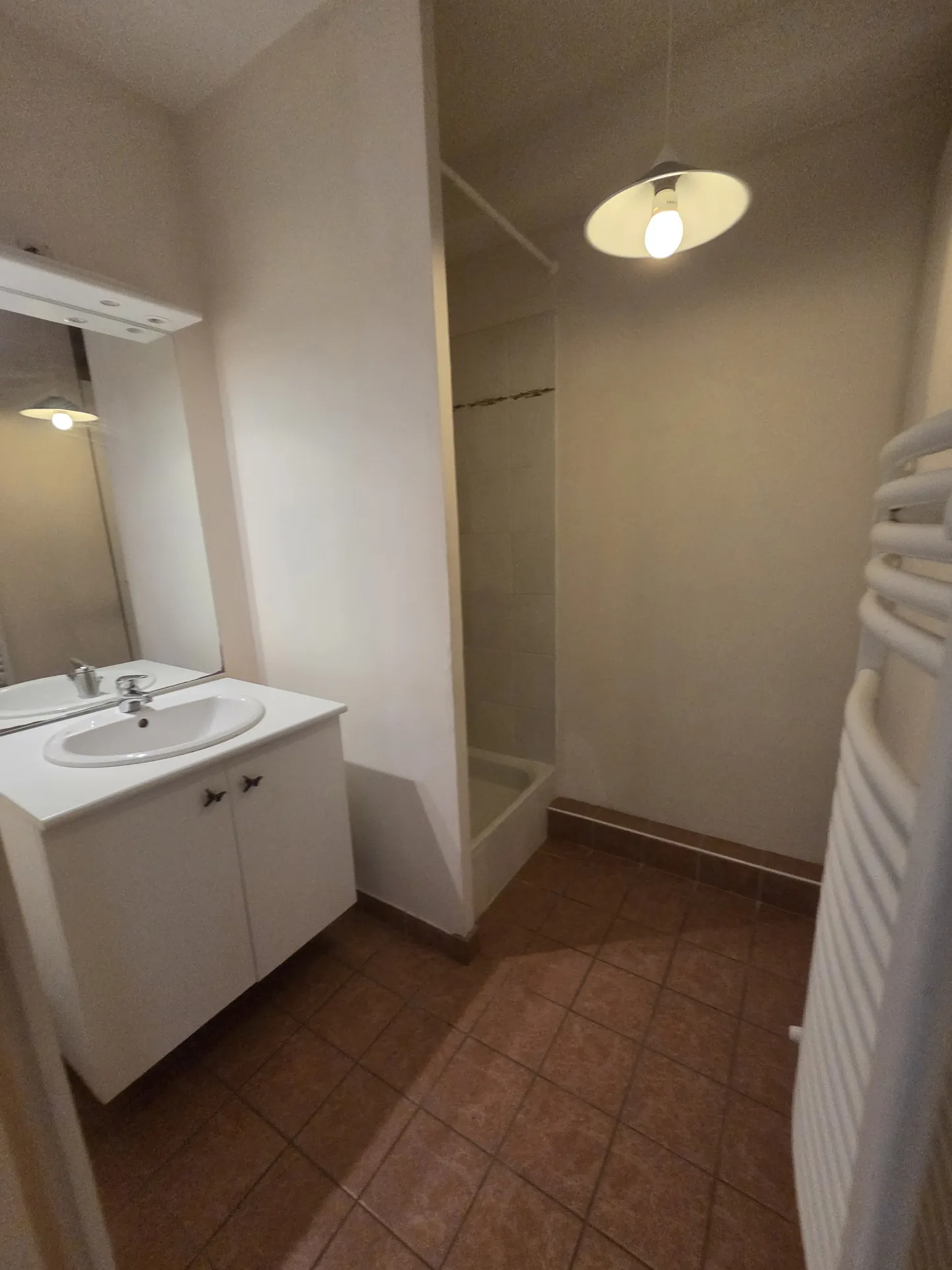 Bel appartement traversant Est/Ouest avec deux terrasses et garages à Saint-Étienne 