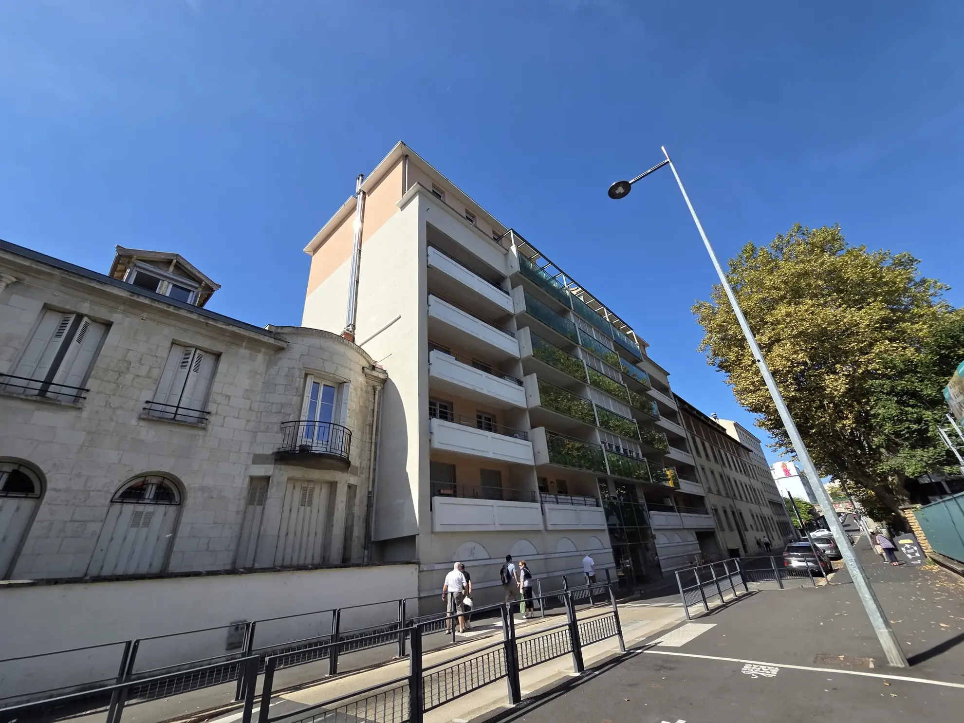 Bel appartement traversant Est/Ouest avec deux terrasses et garages à Saint-Étienne 