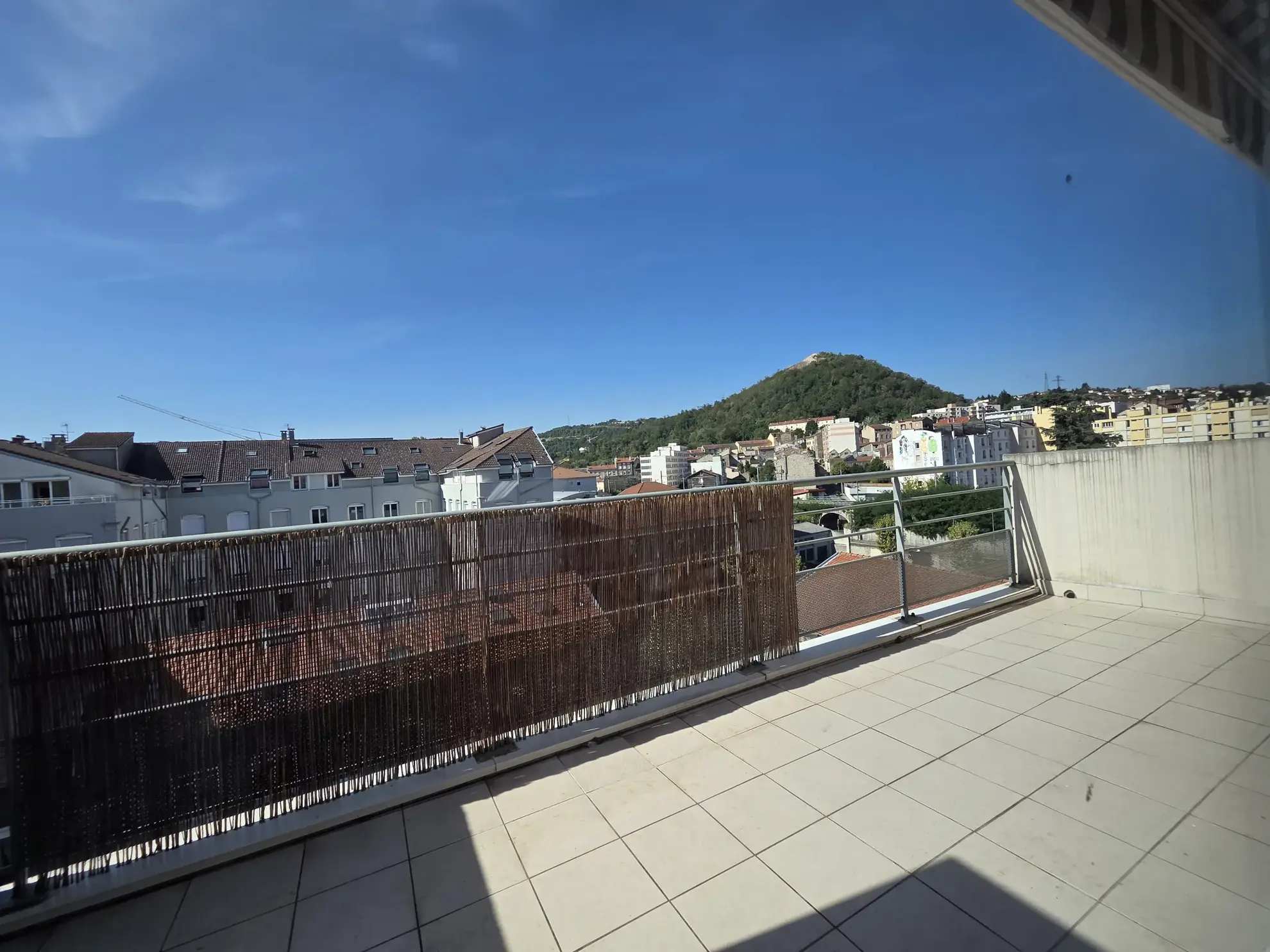 Bel appartement traversant Est/Ouest avec deux terrasses et garages à Saint-Étienne 