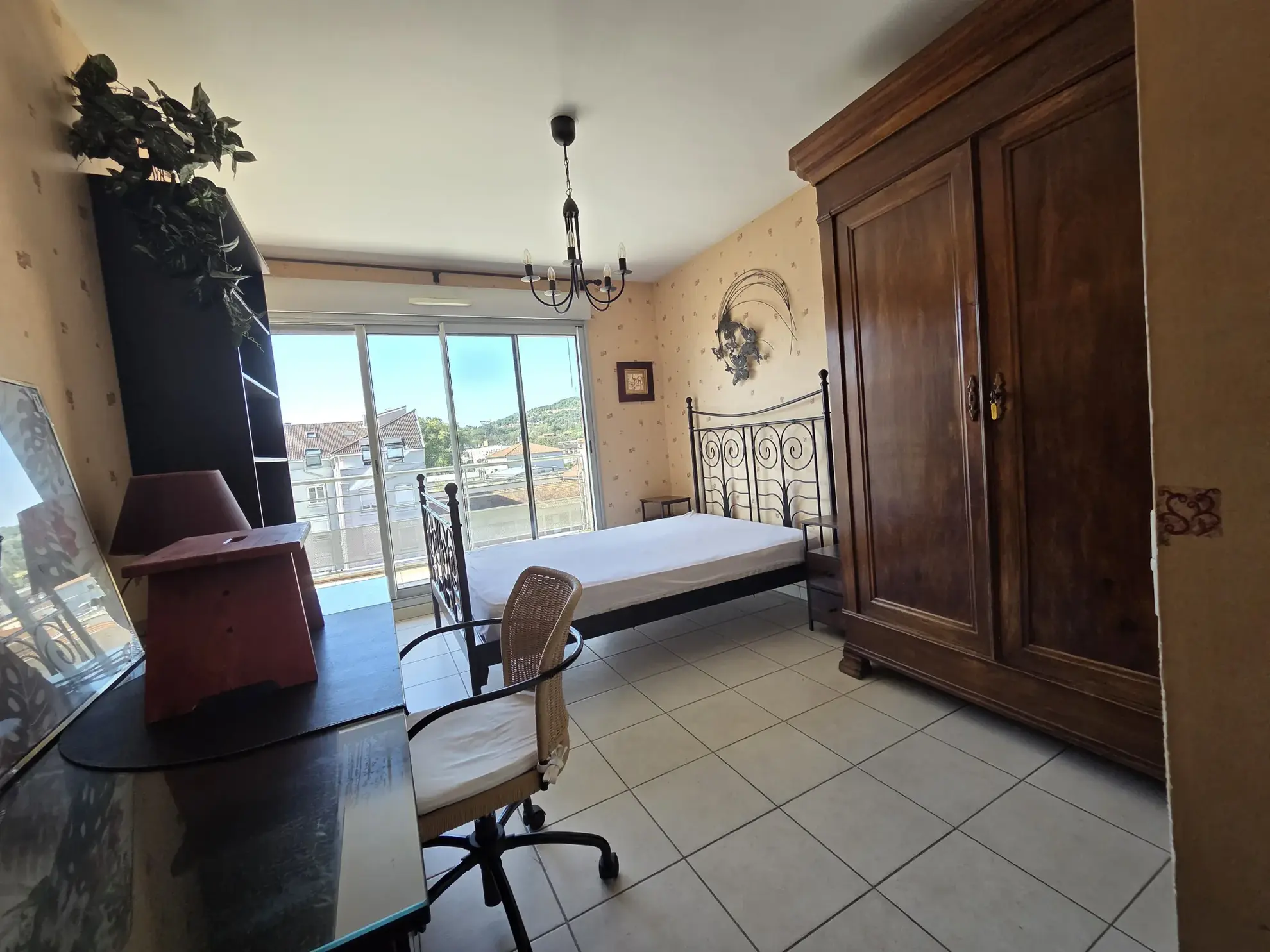 Bel appartement traversant Est/Ouest avec deux terrasses et garages à Saint-Étienne 