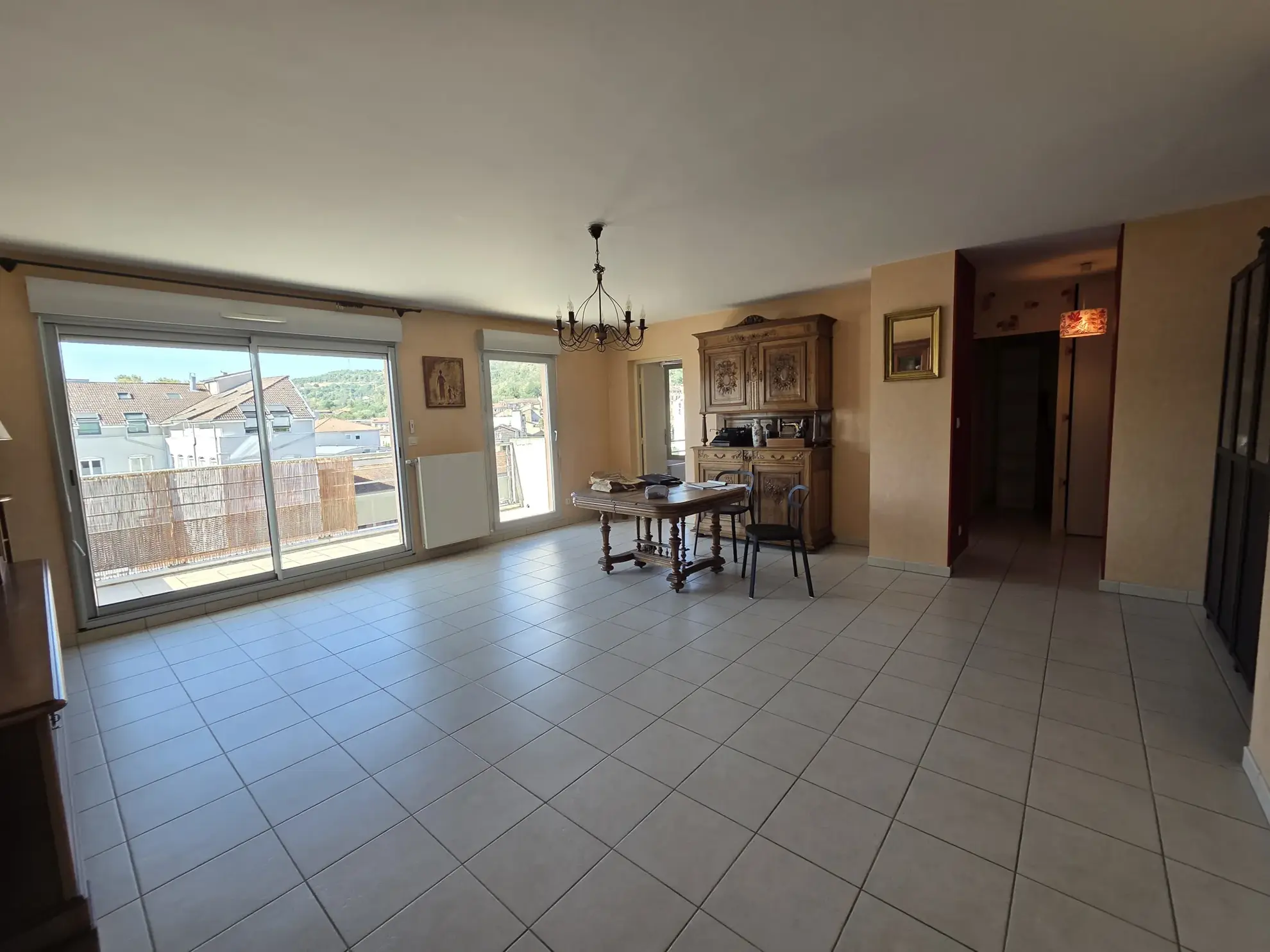 Bel appartement traversant Est/Ouest avec deux terrasses et garages à Saint-Étienne 