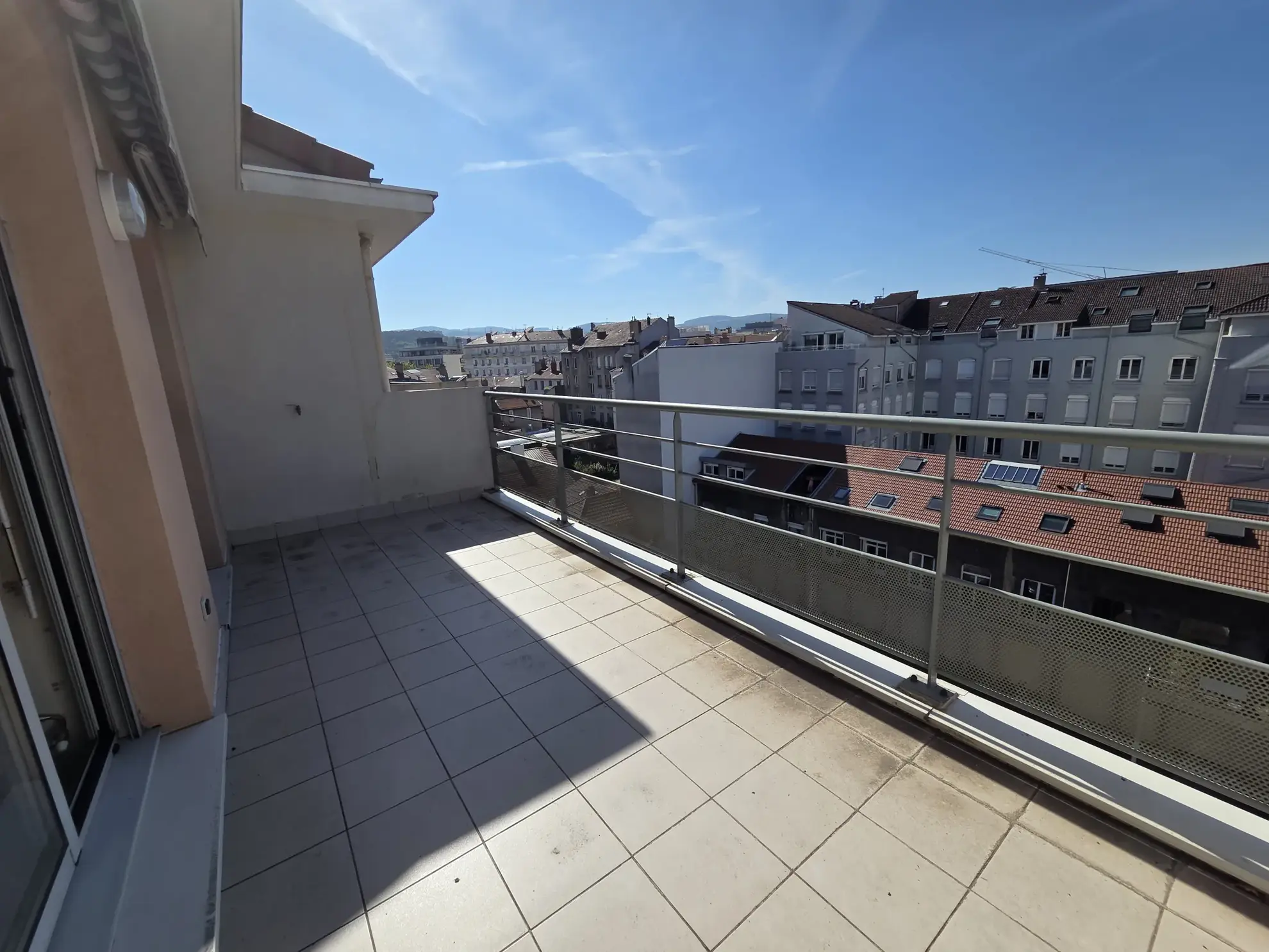 Bel appartement traversant Est/Ouest avec deux terrasses et garages à Saint-Étienne 