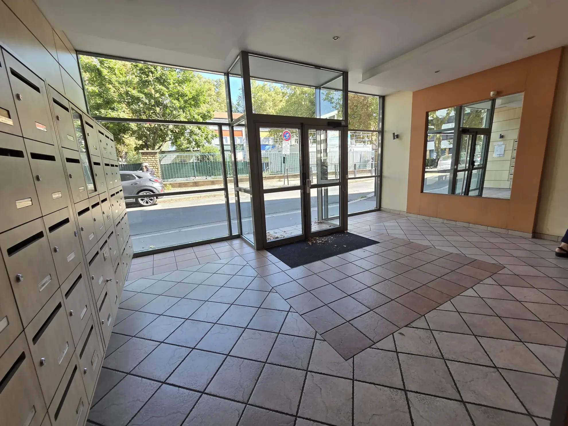 Bel appartement traversant Est/Ouest avec deux terrasses et garages à Saint-Étienne 