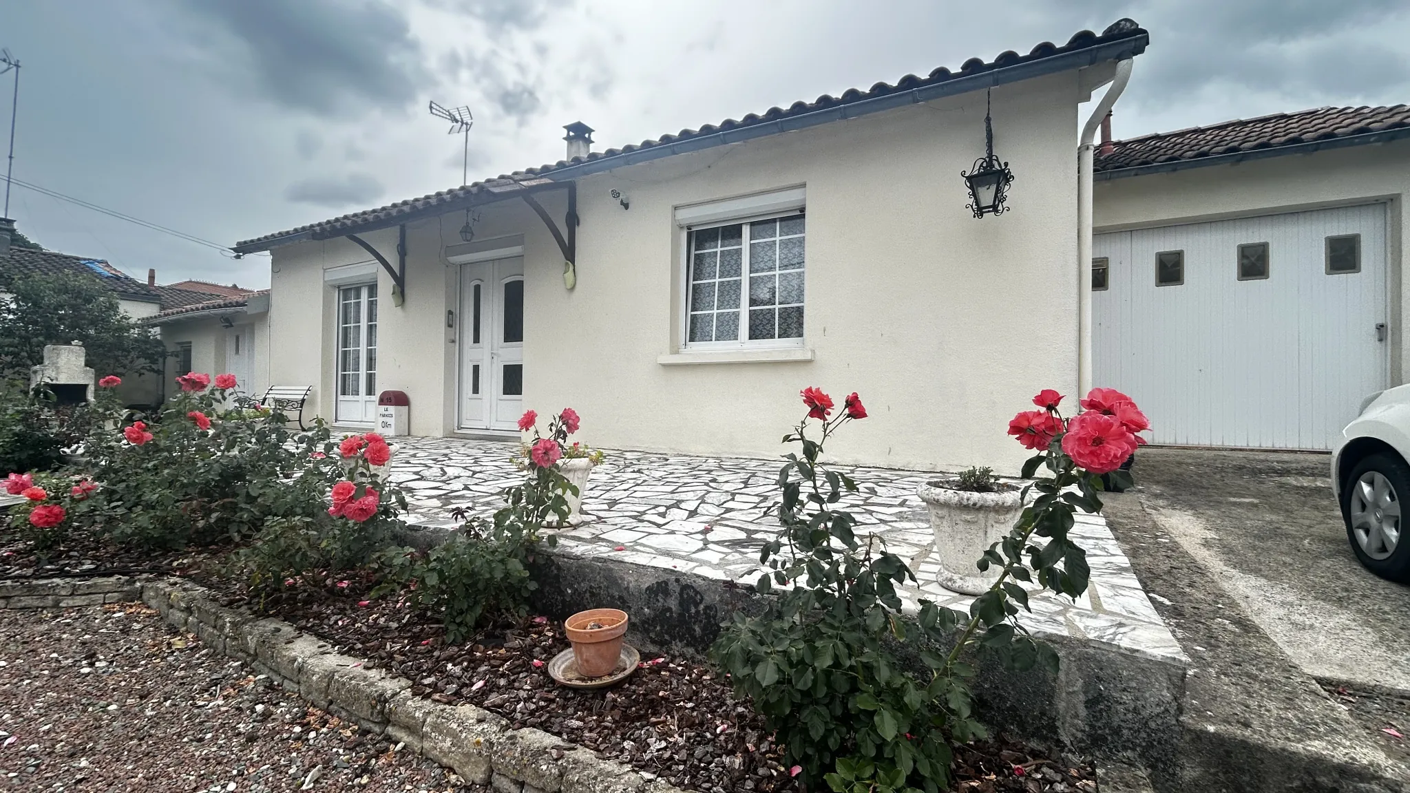 Maison de plain-pied à Frontenay-Rohan-Rohan avec grand jardin et garage