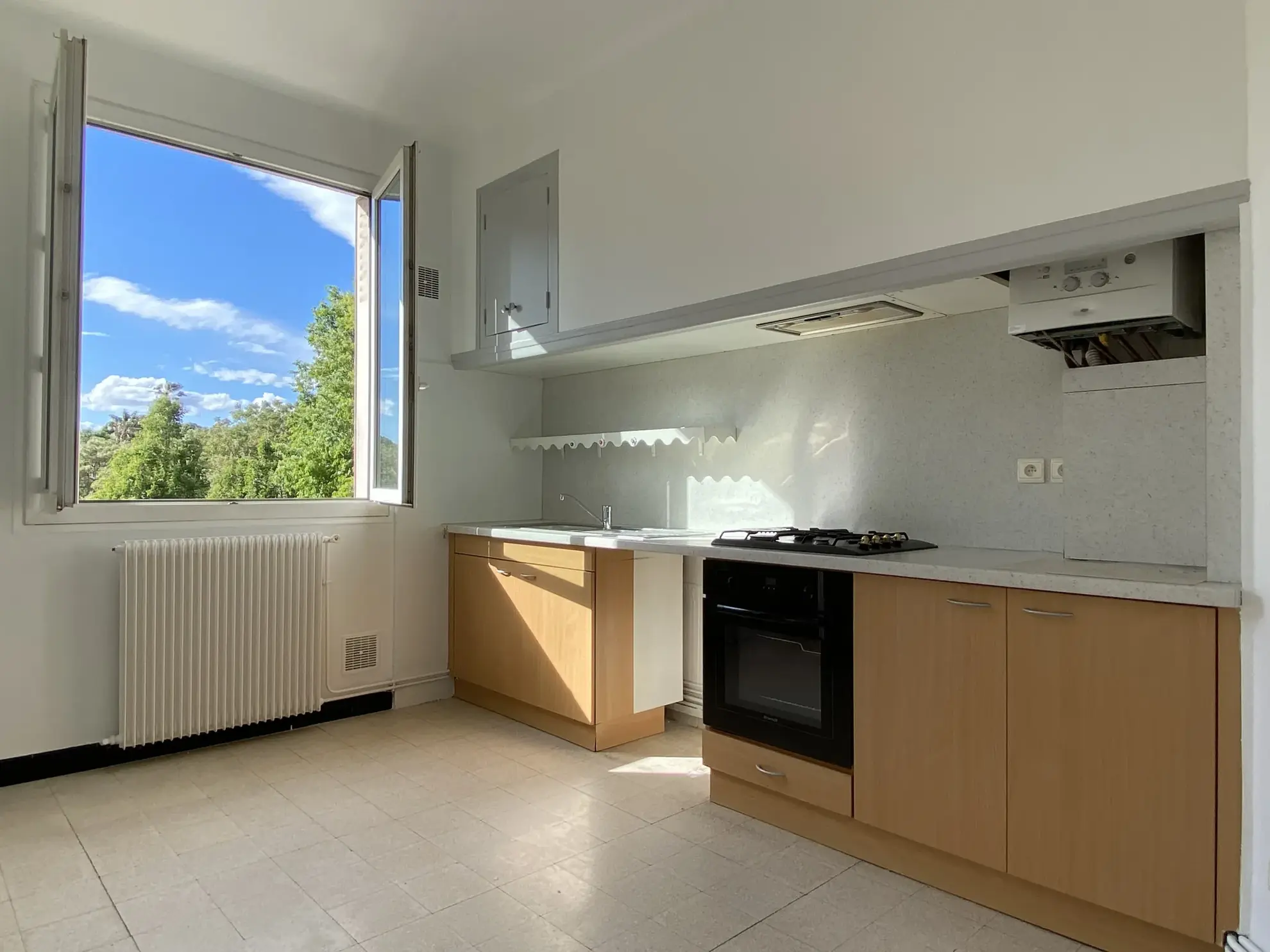 Appartement lumineux de 97m² avec cave et parking à La Lunette, Perpignan 