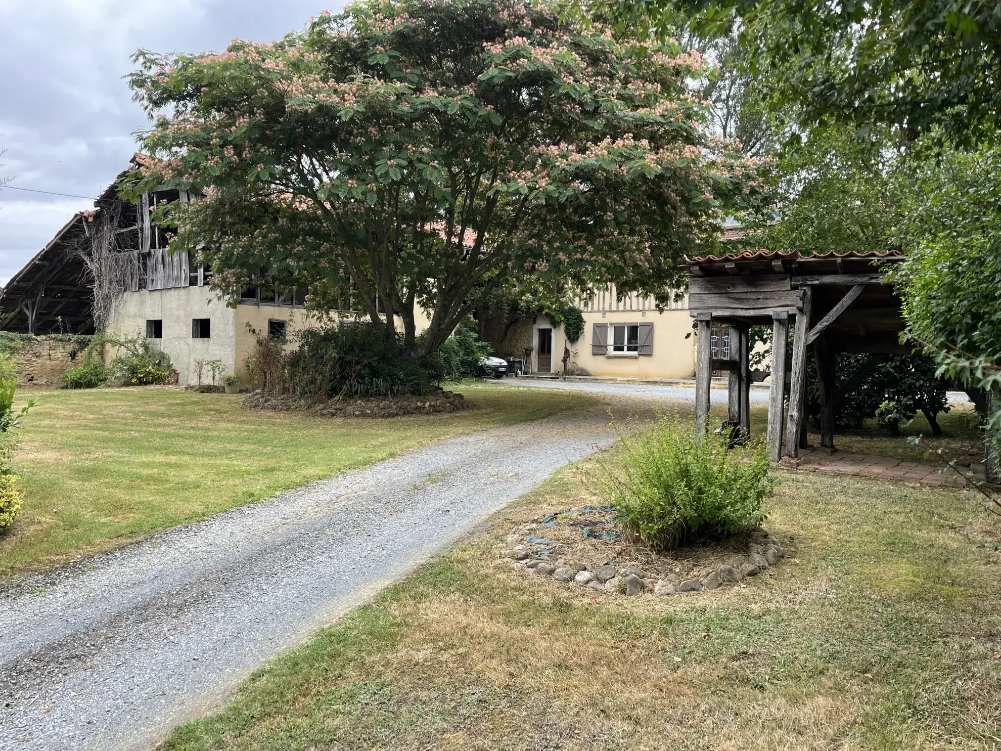 À vendre ancienne ferme rénovée avec dépendances et terrain à Duffort (Gers) 