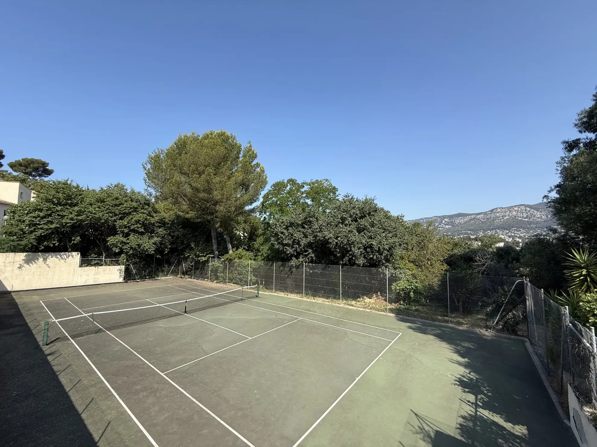 Appartement de type 2 avec terrasse à Toulon, résidence avec tennis 