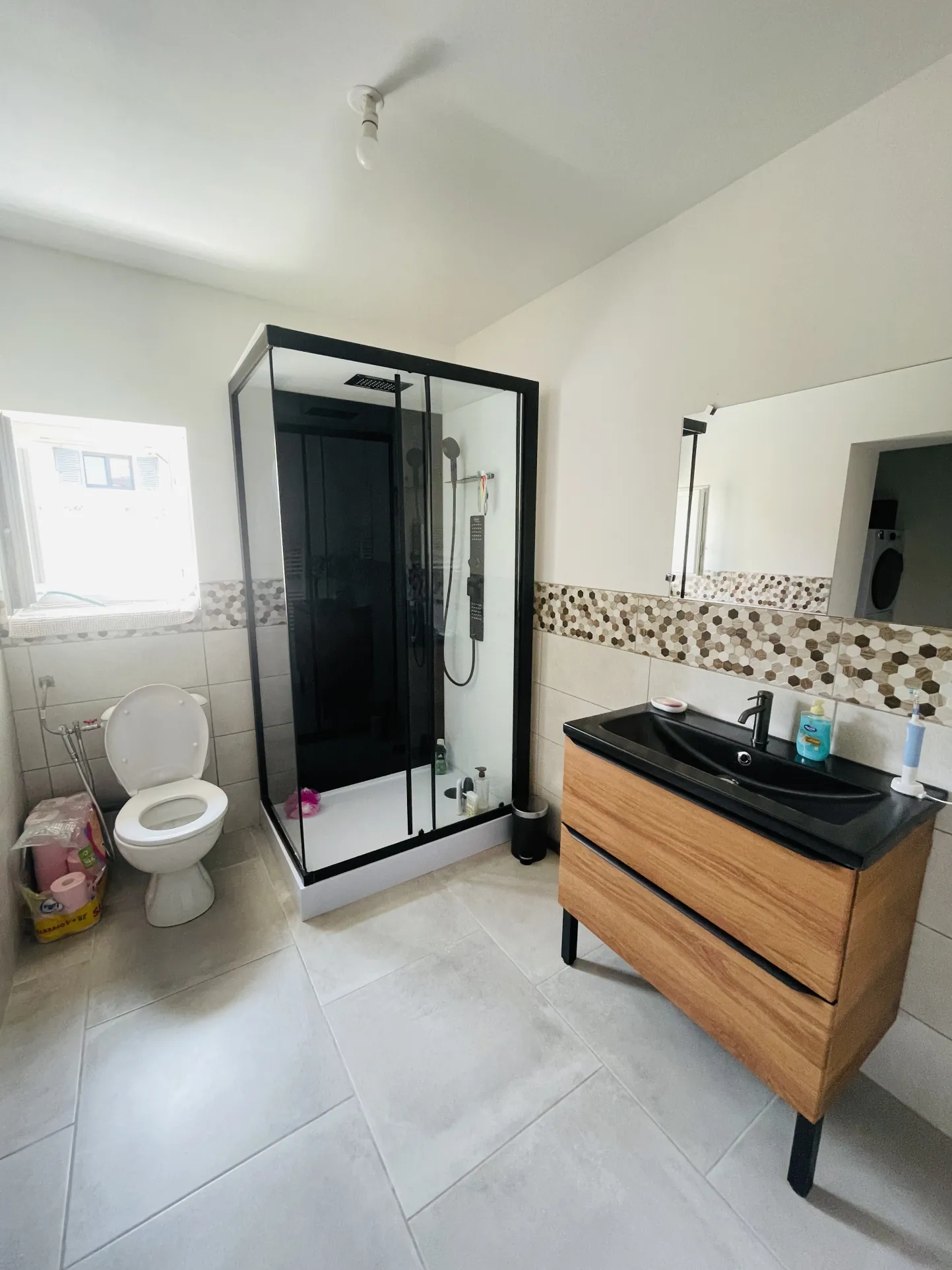 Maison de plain-pied rénovée à Saint-Quentin, 2 chambres, jardinet, vendue meublée 