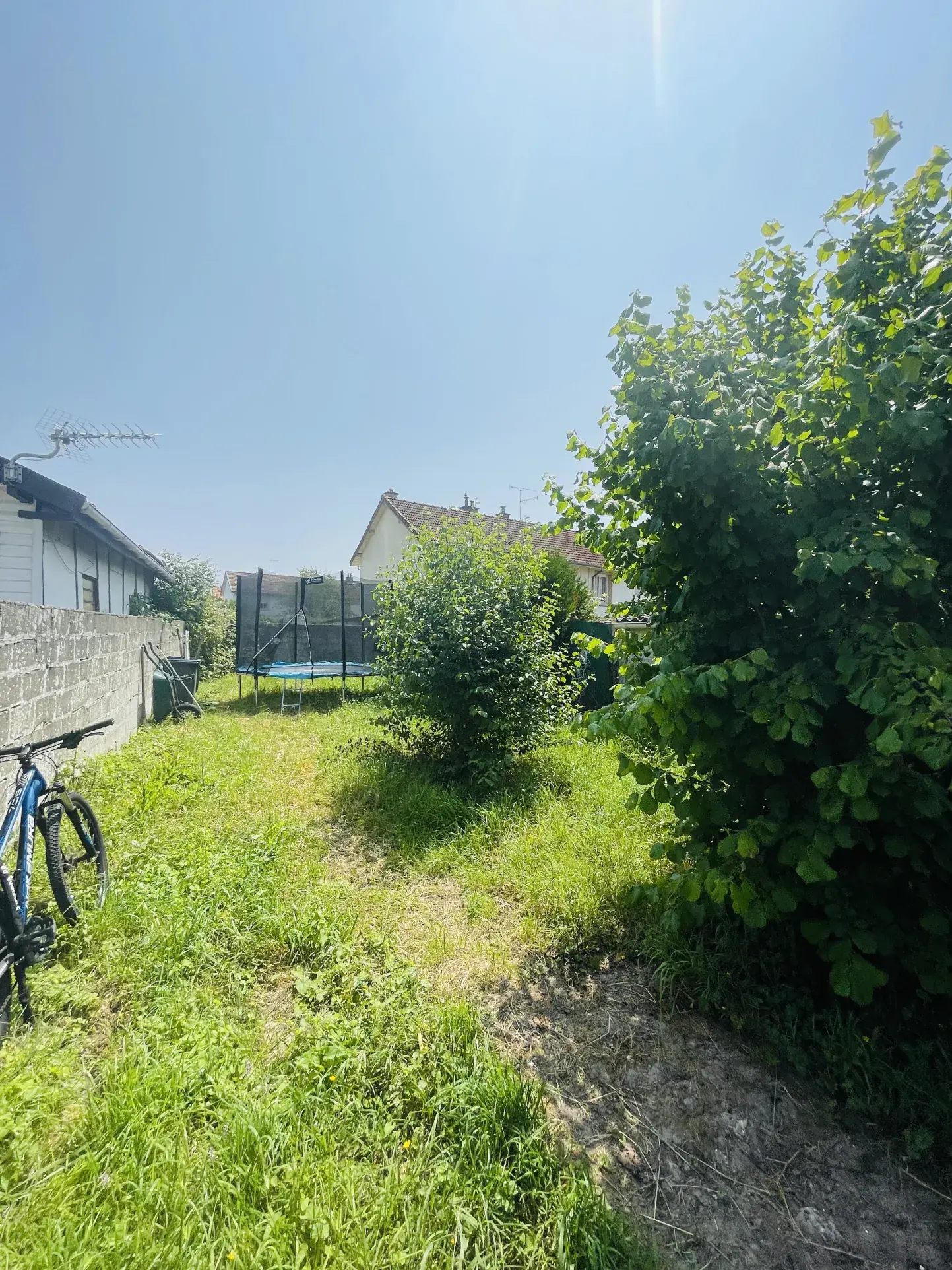 Maison de plain-pied rénovée à Saint-Quentin, 2 chambres, jardinet, vendue meublée 