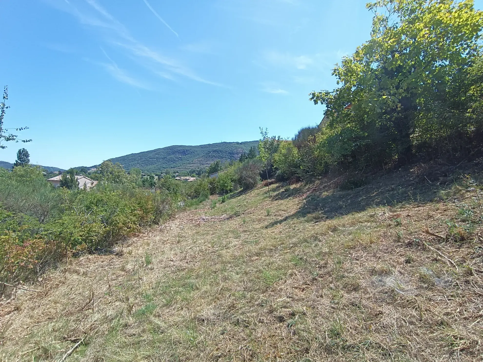 Terrain constructible de 877 m² à Privas - Vue dégagée et environnement calme