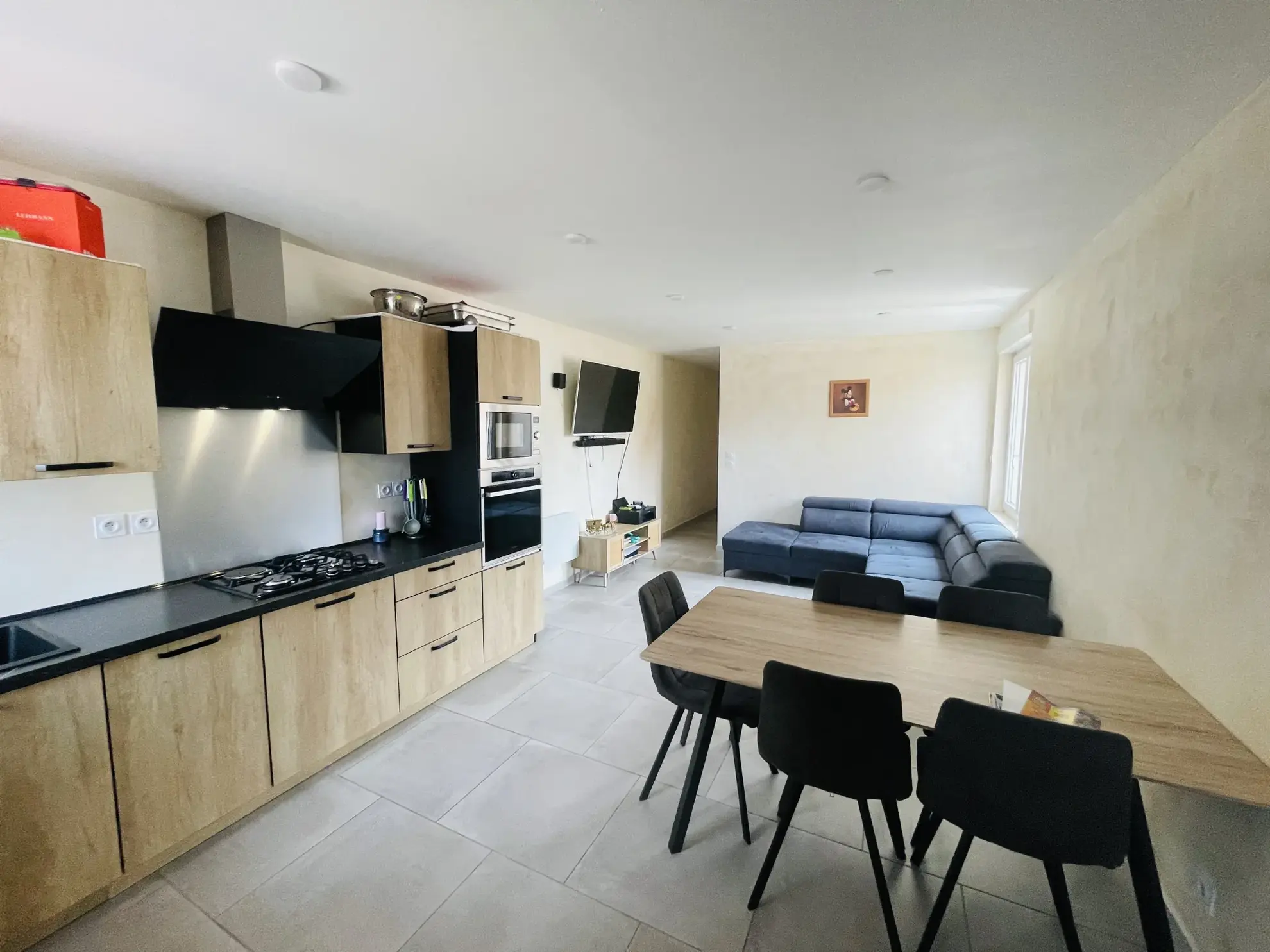 Maison de plain-pied rénovée à Saint-Quentin, 2 chambres, jardinet, vendue meublée