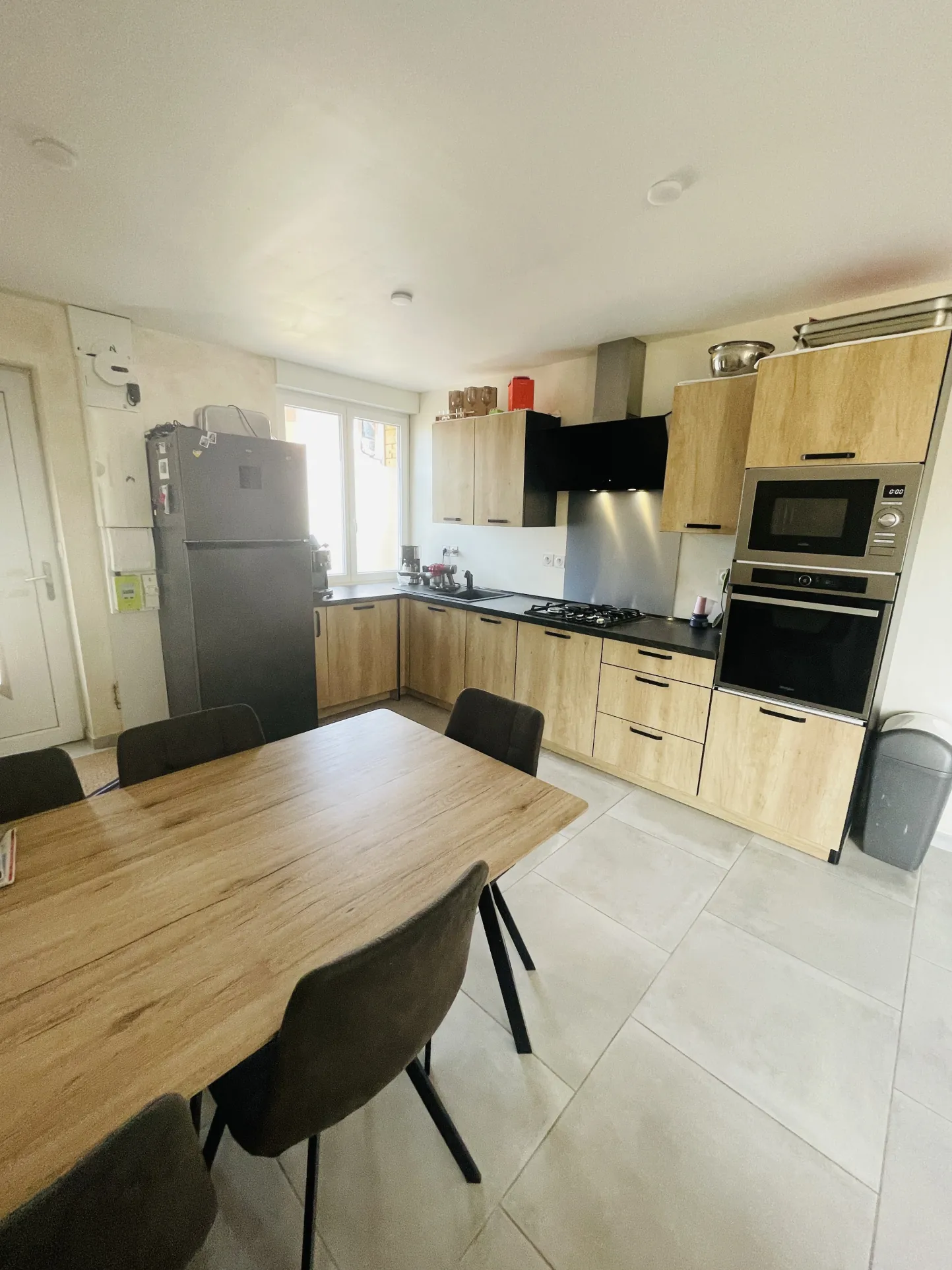 Maison de plain-pied rénovée à Saint-Quentin, 2 chambres, jardinet, vendue meublée 