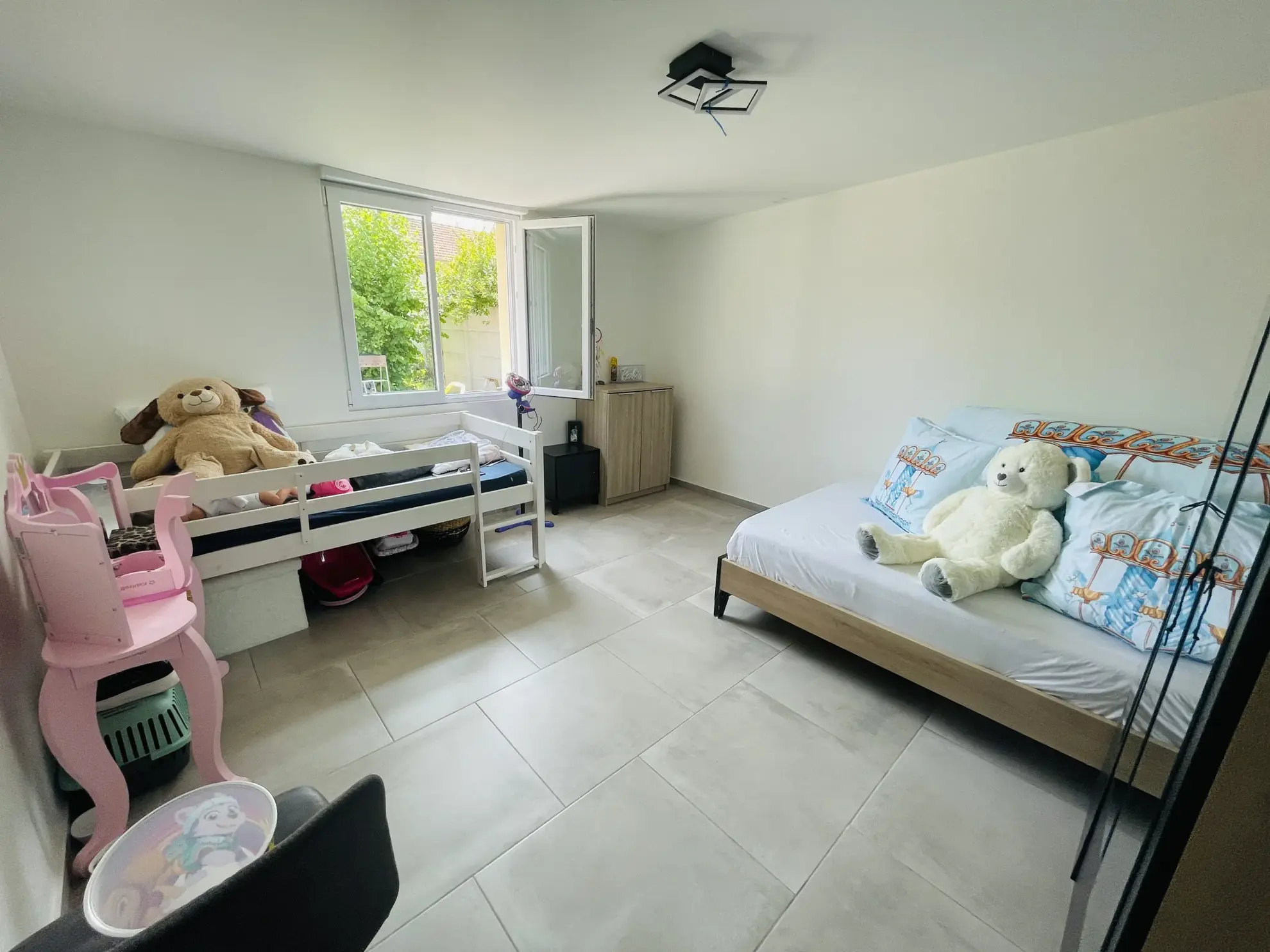 Maison de plain-pied rénovée à Saint-Quentin, 2 chambres, jardinet, vendue meublée 