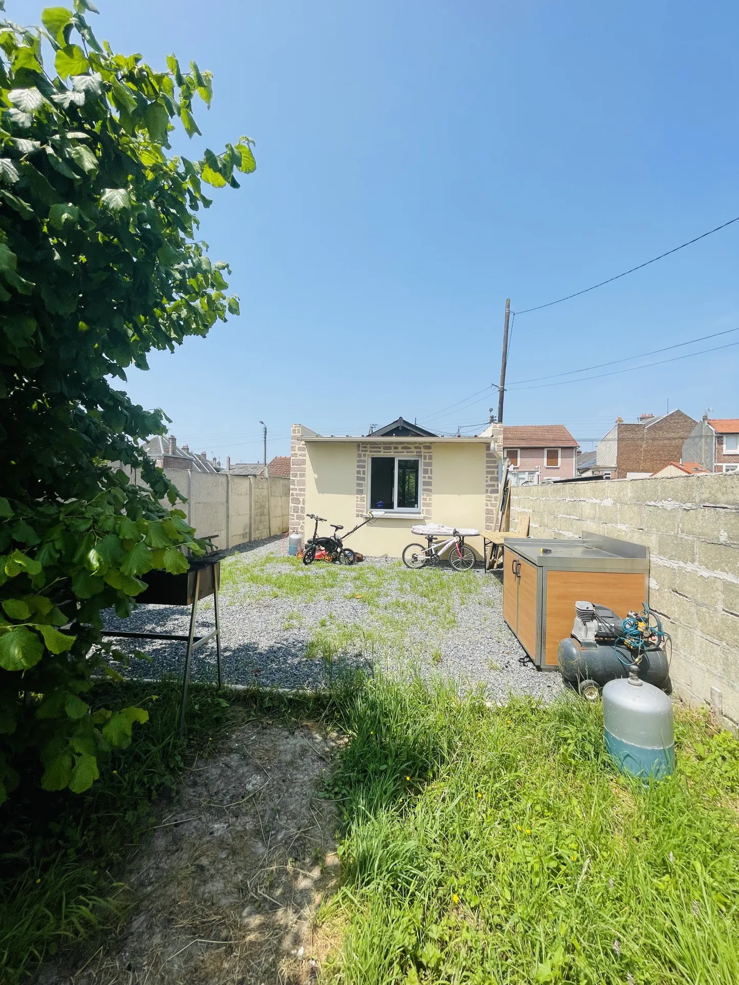 Maison de plain-pied rénovée à Saint-Quentin, 2 chambres, jardinet, vendue meublée 