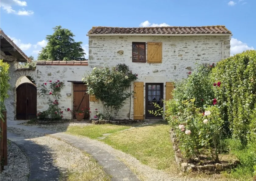 Charmante maison en pierre avec piscine à Saint Juire Champgillon