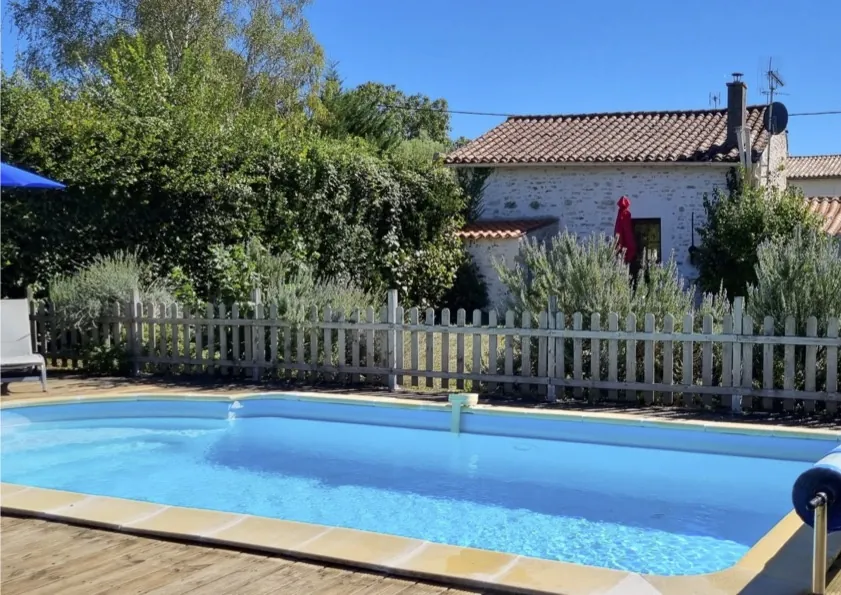 Charmante maison en pierre avec piscine à Saint Juire Champgillon 
