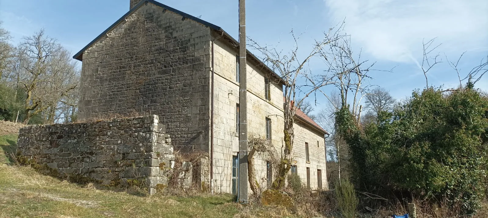 Fermette indépendante à Saint-Pierre-Bellevue, 2 chambres, terrain de 5 000 m², à rénover 