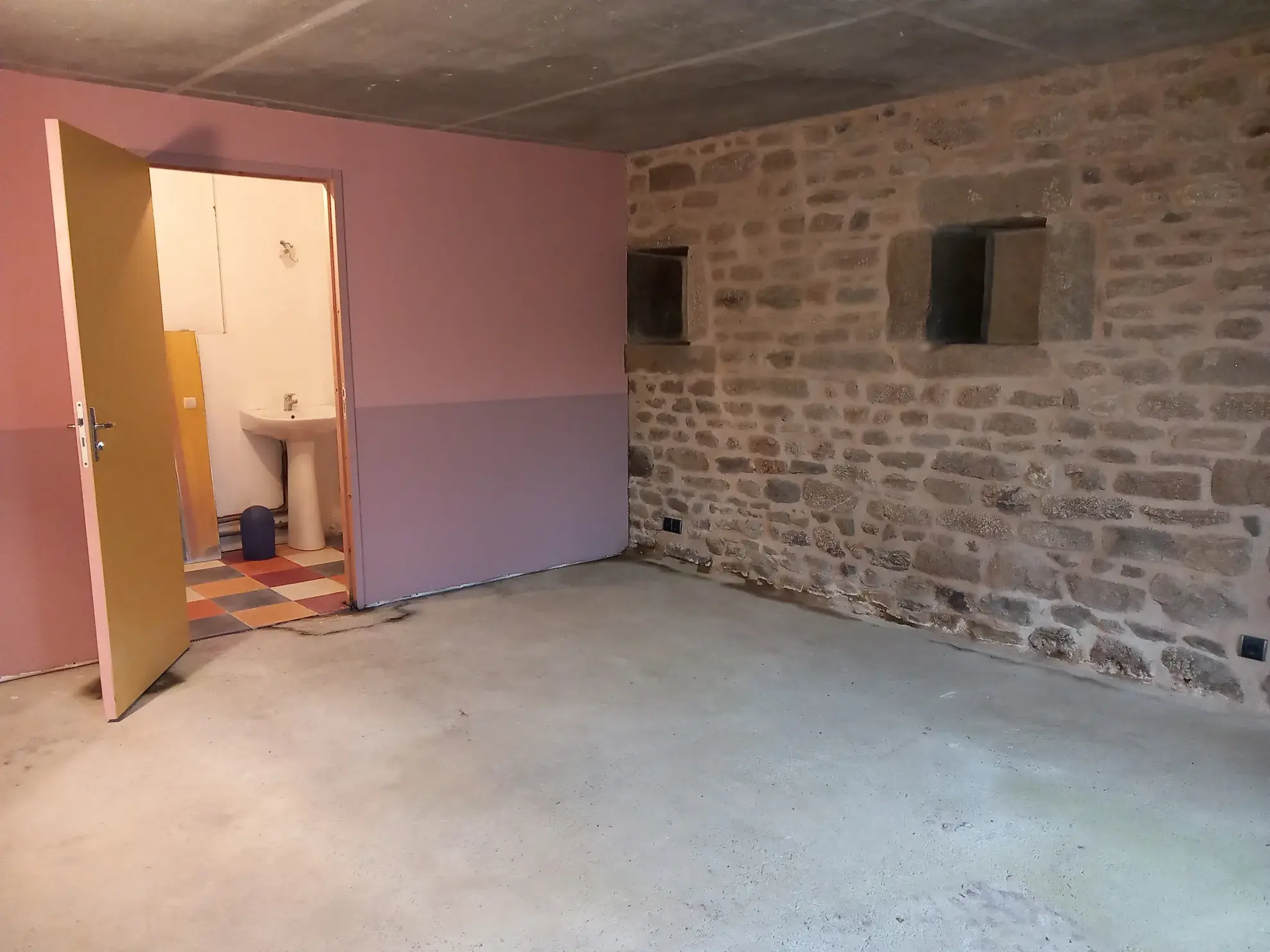 Fermette indépendante à Saint-Pierre-Bellevue, 2 chambres, terrain de 5 000 m², à rénover 