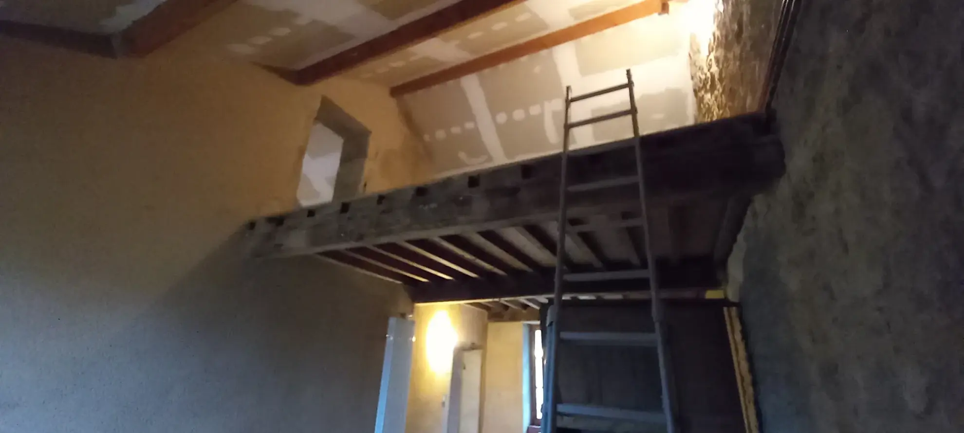 Fermette indépendante à Saint-Pierre-Bellevue, 2 chambres, terrain de 5 000 m², à rénover 