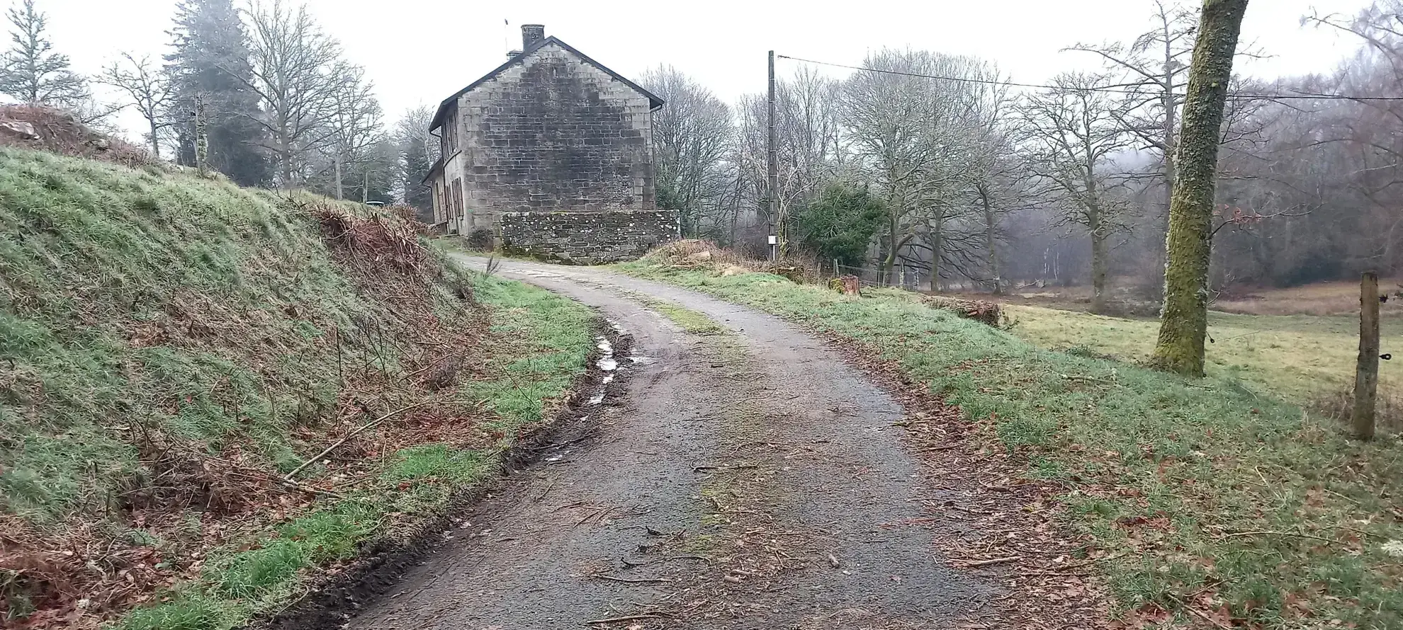 Fermette indépendante à Saint-Pierre-Bellevue, 2 chambres, terrain de 5 000 m², à rénover 