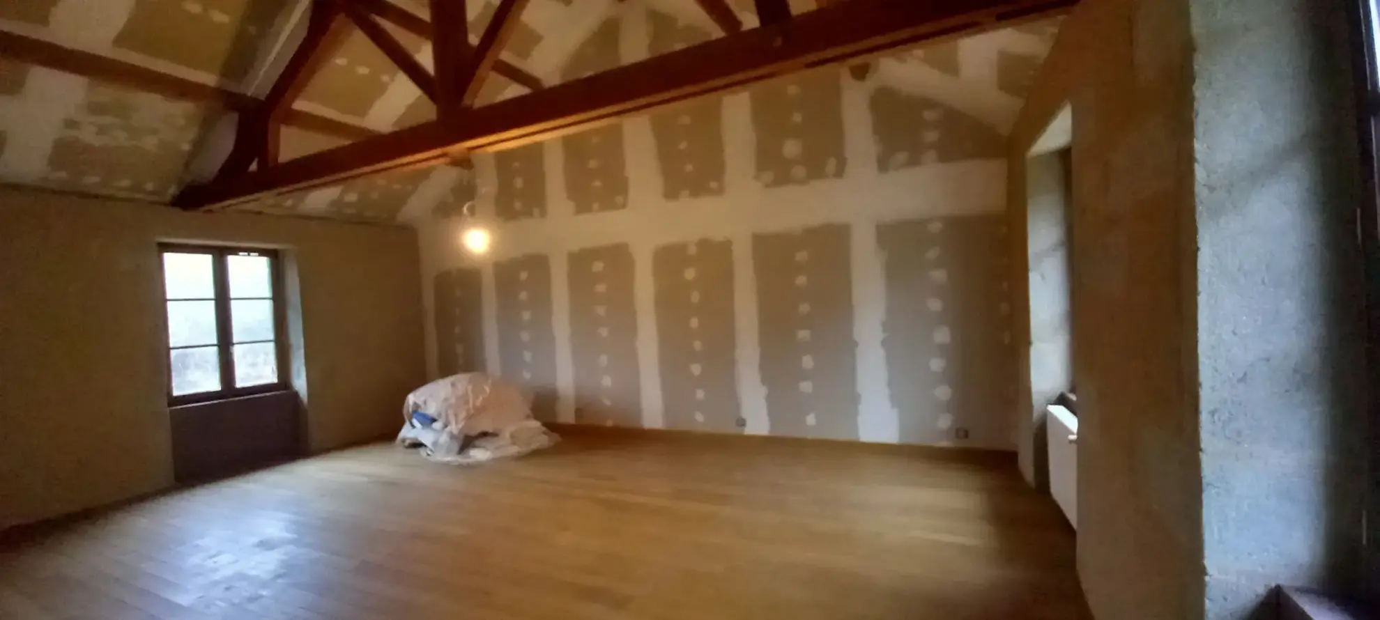 Fermette indépendante à Saint-Pierre-Bellevue, 2 chambres, terrain de 5 000 m², à rénover 