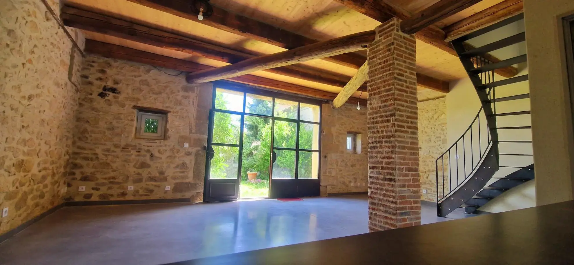 Charmante maison en pierres rénovée de 102,97 m² à Bollène avec dépendances 