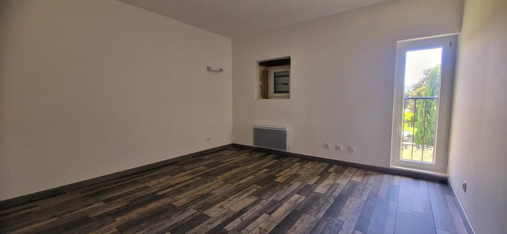 Charmante maison en pierres rénovée de 102,97 m² à Bollène avec dépendances 