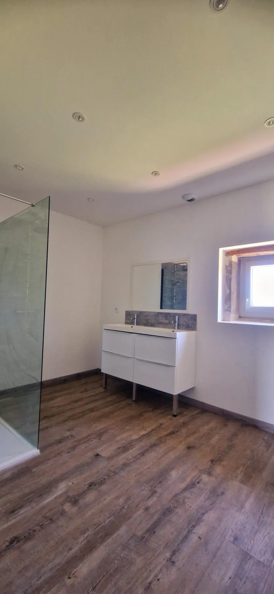 Charmante maison en pierres rénovée de 102,97 m² à Bollène avec dépendances 