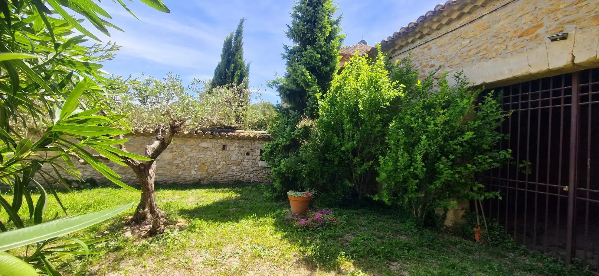 Charmante maison en pierres rénovée de 102,97 m² à Bollène avec dépendances 