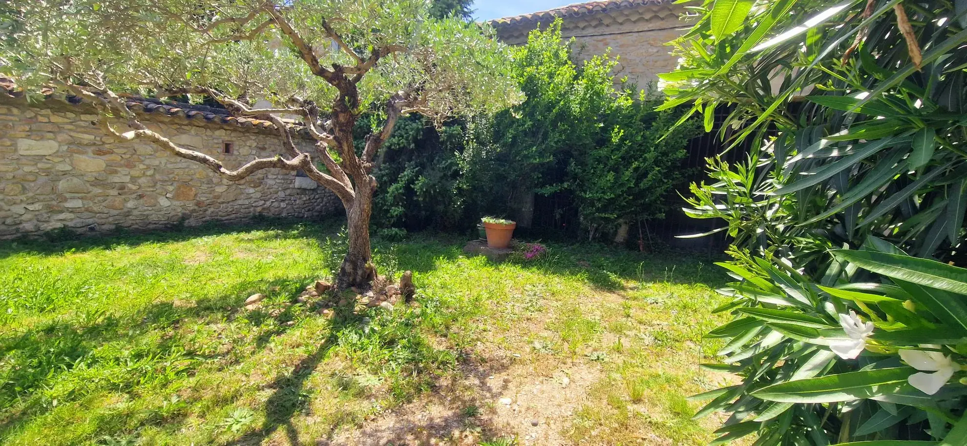 Charmante maison en pierres rénovée de 102,97 m² à Bollène avec dépendances 