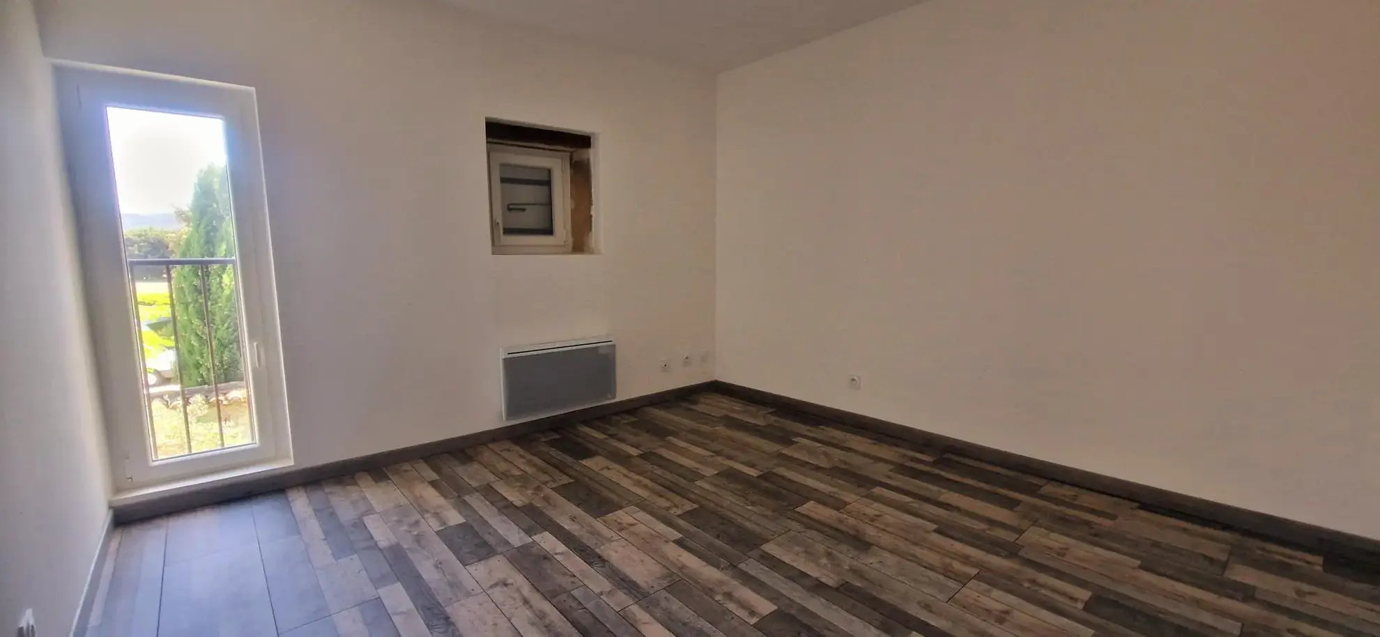 Charmante maison en pierres rénovée de 102,97 m² à Bollène avec dépendances 