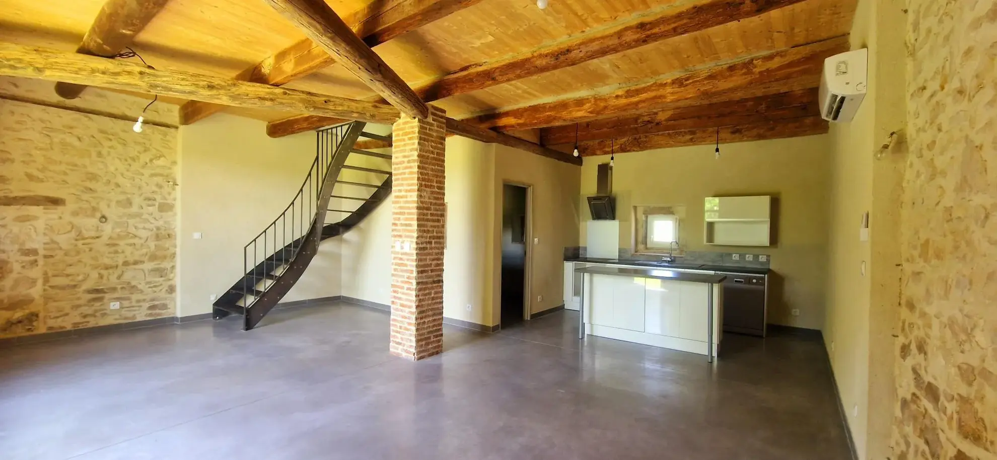 Charmante maison en pierres rénovée de 102,97 m² à Bollène avec dépendances 