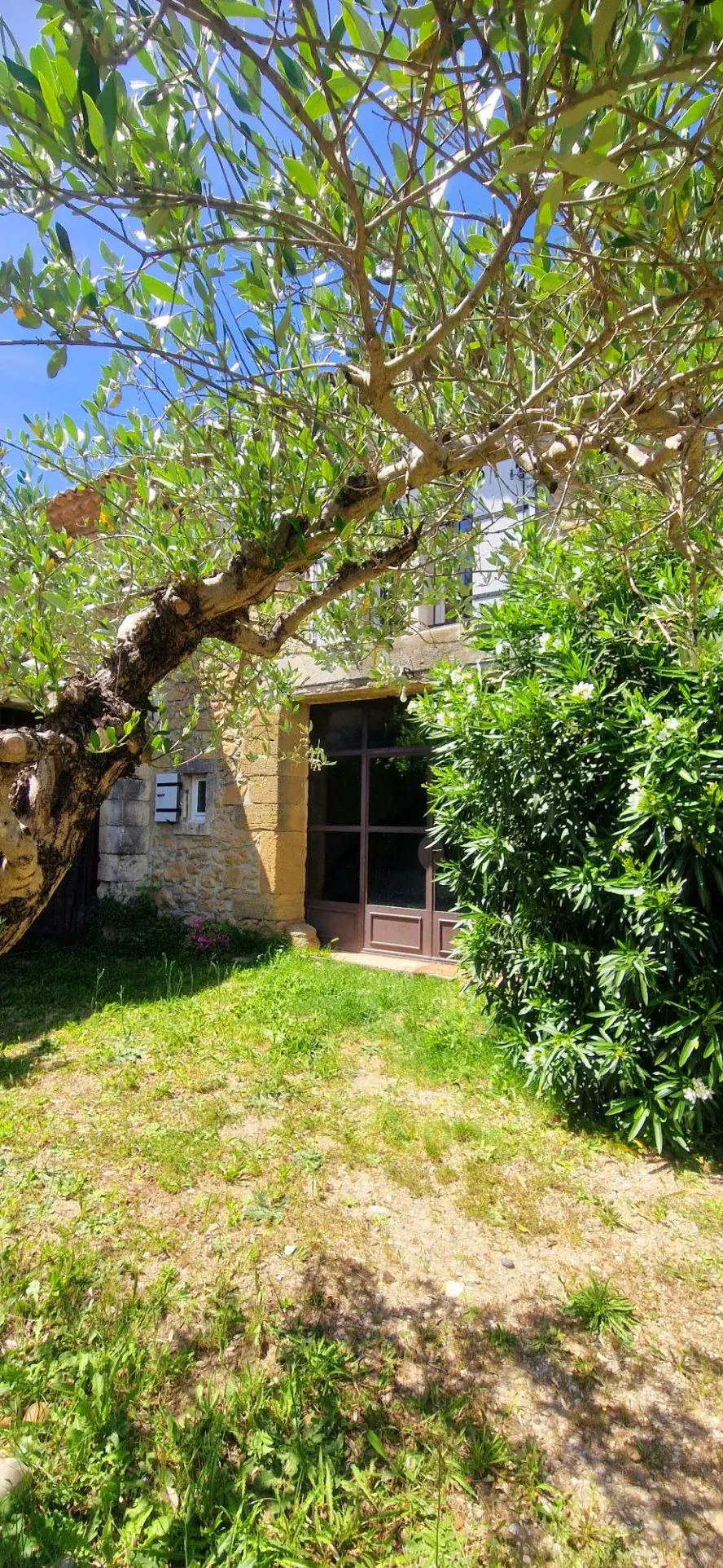 Charmante maison en pierres rénovée de 102,97 m² à Bollène avec dépendances 