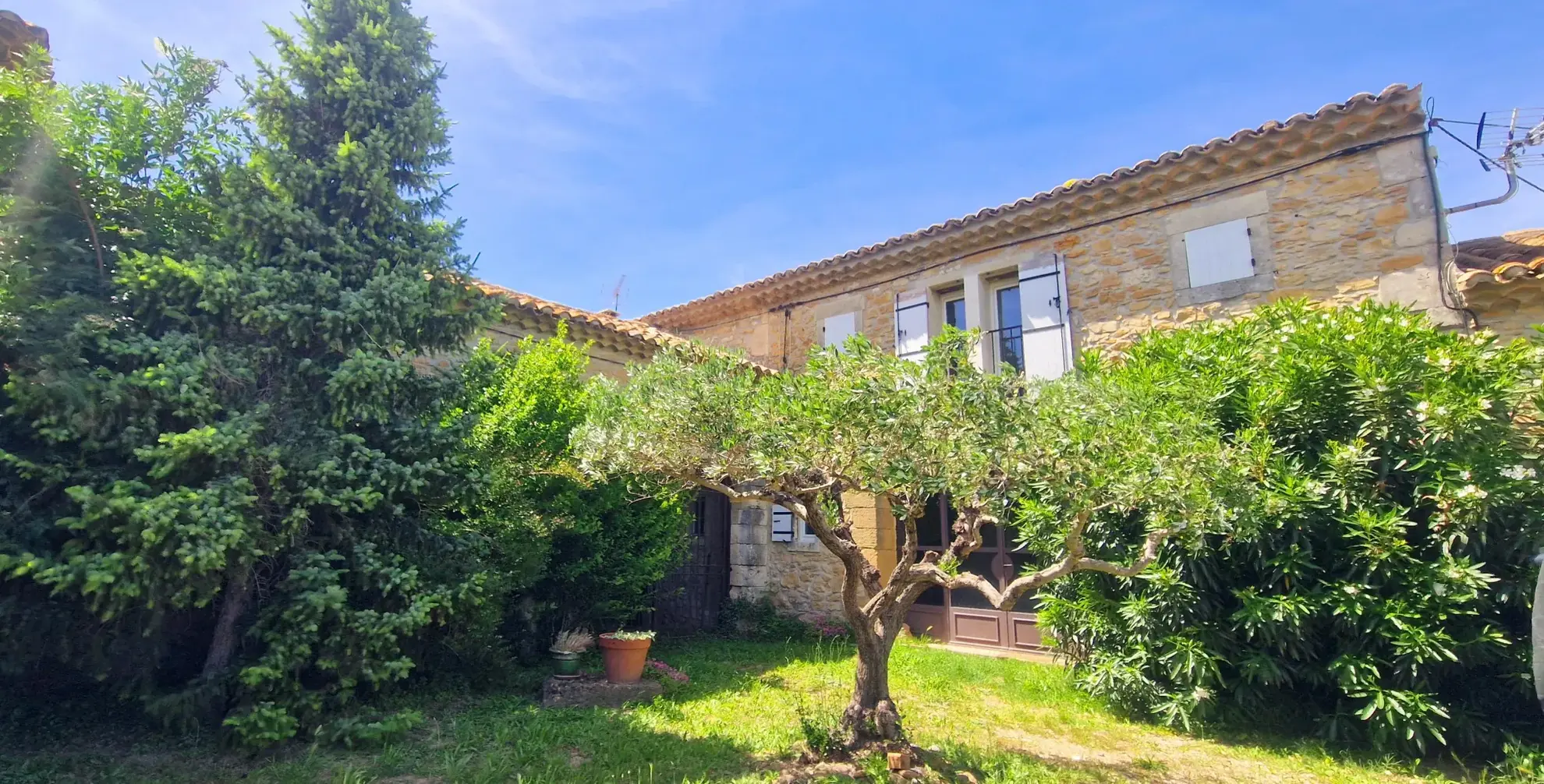 Charmante maison en pierres rénovée de 102,97 m² à Bollène avec dépendances