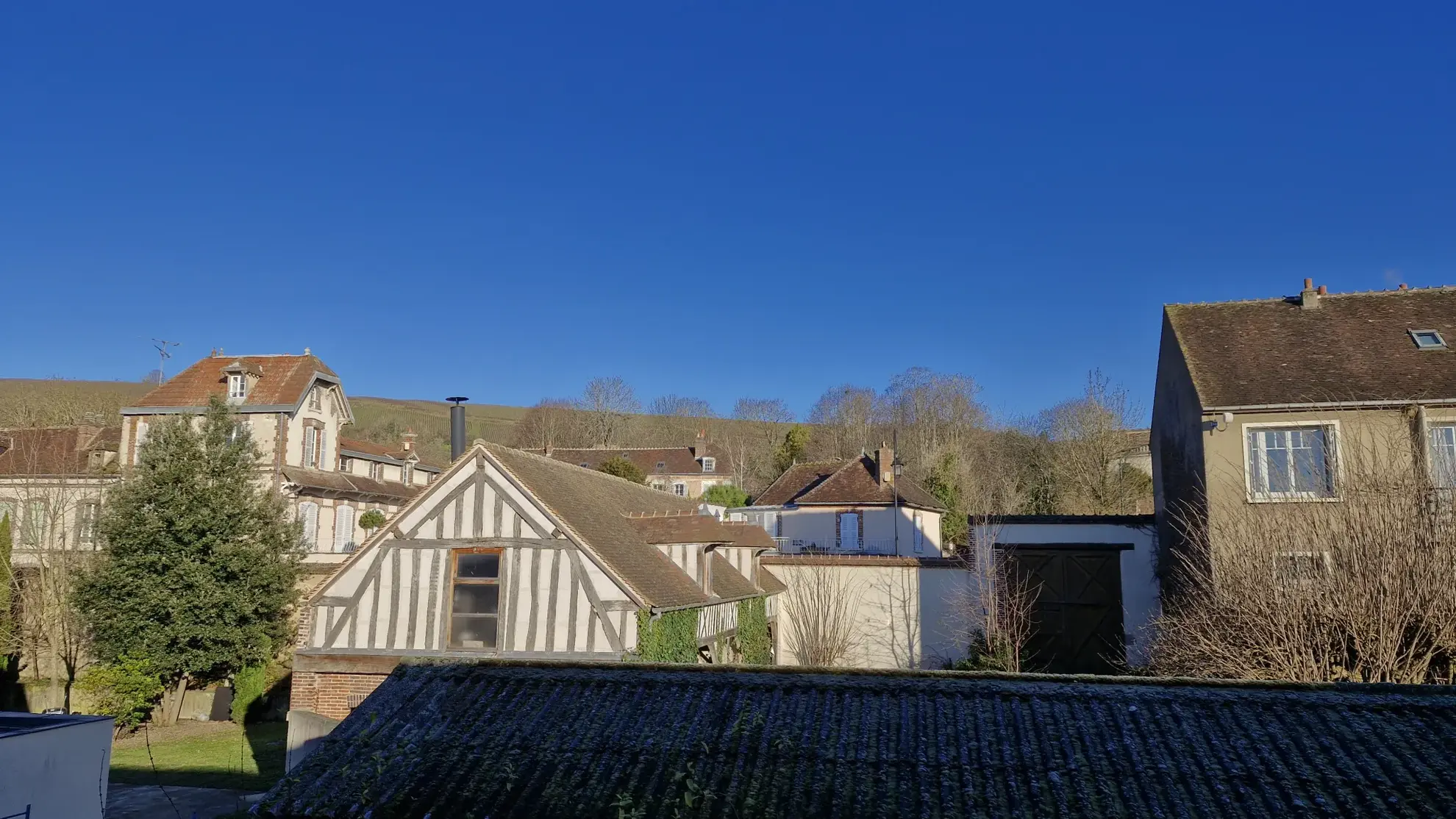 Appartement lumineux avec vue sur la rivière à Joigny - 2 pièces, parking, cave 