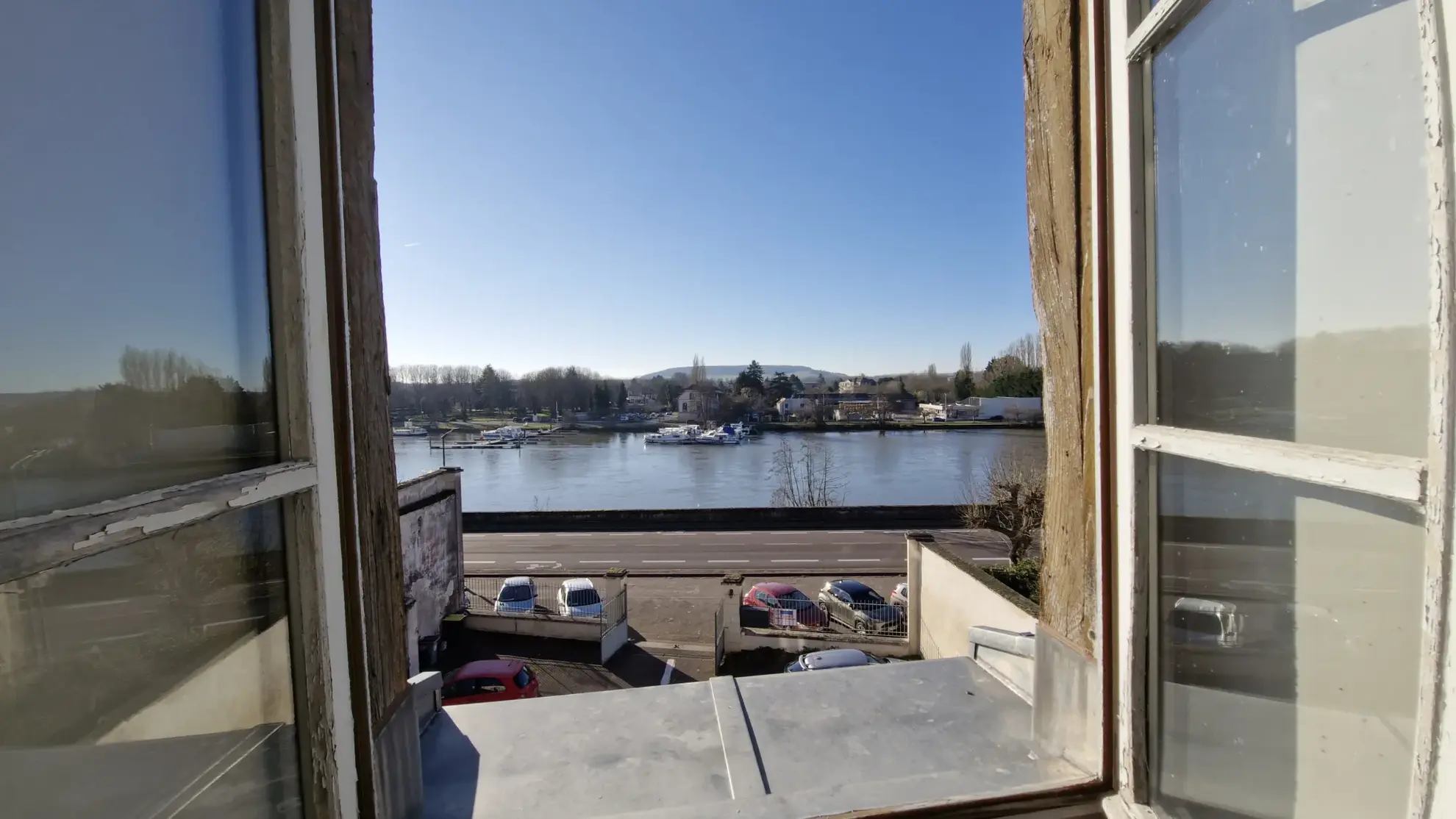 Appartement lumineux avec vue sur la rivière à Joigny - 2 pièces, parking, cave 